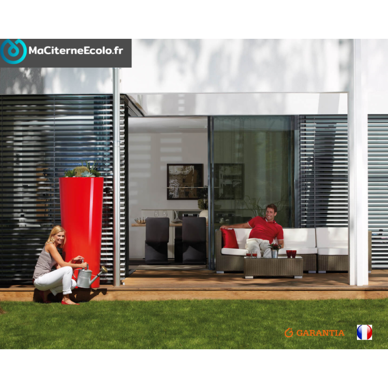 Maison moderne design avec récupérateur eau de pluie.